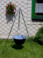  gulyásbogrács állvánnyal

ema...